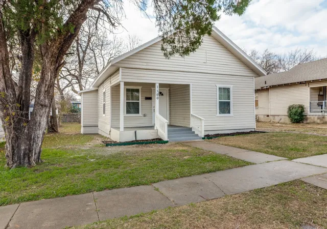 Photo 3 of Sale Pending at 1500 E Morphy St, Fort Worth, TX 76104 | MLS# 21138543 | Listing updated on 2026-07-27