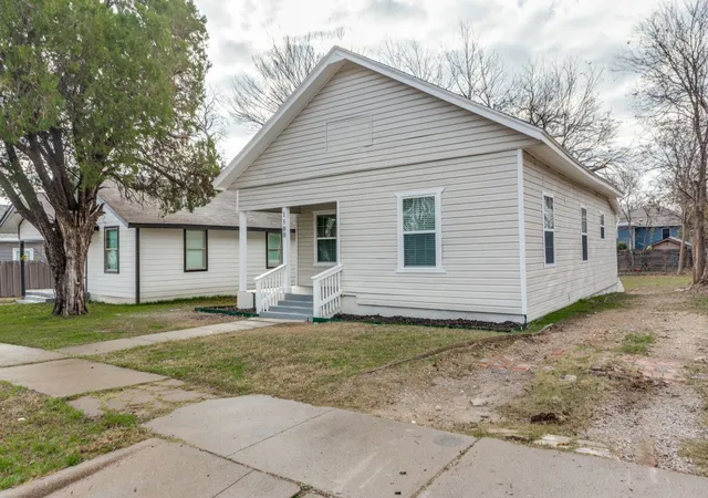 Photo 3 of Sale Pending at 1500 E Morphy St, Fort Worth, TX 76104 | MLS# 21138543 | Listing updated on 2026-07-27