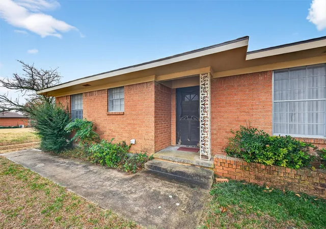 Photo 3 of Single family home for sale at 3928 W Houston St, Sherman, TX 75092 | MLS# 21138554 | Listing updated on 2026-09-25
