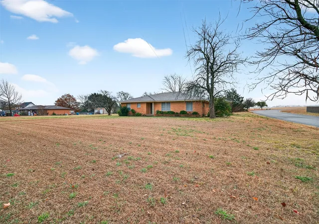 Photo 4 of Single family home for sale at 3928 W Houston St, Sherman, TX 75092 | MLS# 21138554 | Listing updated on 2026-09-25