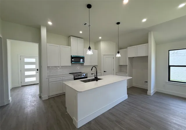 Photo 4 of Single family home for sale at 209 Comfort Dr, Godley, TX 76044 | MLS# 21134861 | Listing updated on 2026-10-06