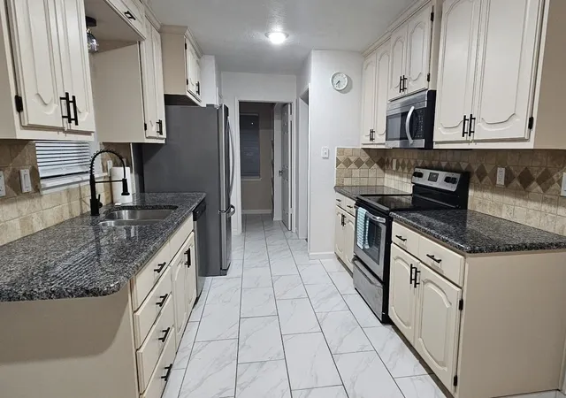 Photo 3 of Single family home for sale at 509 Chestnut Dr, Grand Prairie, TX 75052 | MLS# 21138903 | Listing updated on 2026-07-17