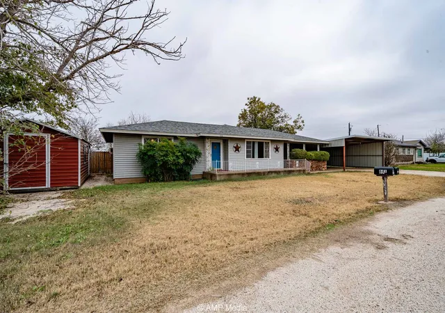 Photo 4 of Single family home for sale at 510 W Irving St, Munday, TX 76371 | MLS# 21140913 | Listing updated on 2026-09-22