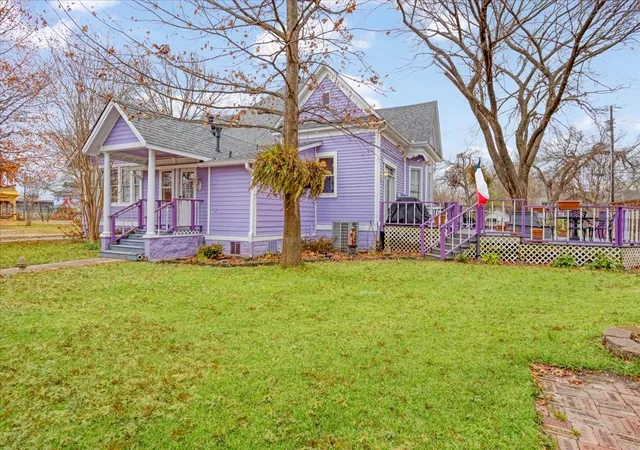 Photo 37 of Single family home for sale at 300 W 6th St, Bonham, TX 75418 | MLS# 21138153 | Listing updated on 2026-08-28