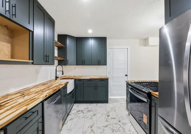 Photo 3 of Sale Pending at 801 Woodleigh Dr, Mc Kinney, TX 75069 | MLS# 21141992 | Listing updated on 2026-07-13