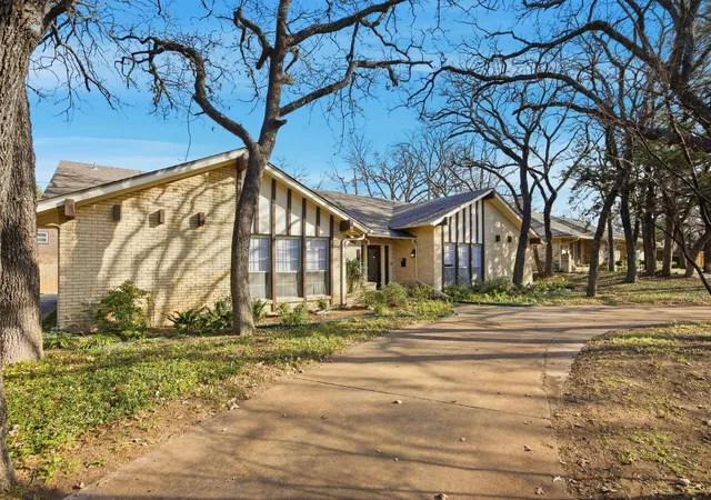Photo 3 of Single family home for sale at 1620 Oak Meadow Dr, Irving, TX 75061 | MLS# 21142188 | Listing updated on 2026-07-21