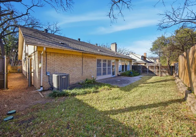 Photo 4 of Single family home for sale at 1620 Oak Meadow Dr, Irving, TX 75061 | MLS# 21142188 | Listing updated on 2026-07-21