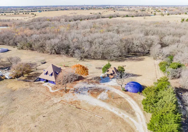 Photo 3 of Single family home for sale at 691 Bear Rd, Van Alstyne, TX 75495 | MLS# 21142262 | Listing updated on 2026-08-21