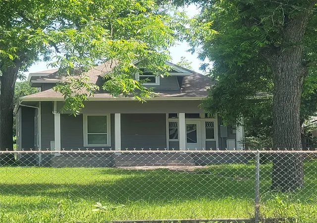 Photo 2 of Single family home for sale at 1325 W 13th Ave, Corsicana, TX 75110 | MLS# 21142923 | Listing updated on 2026-08-31
