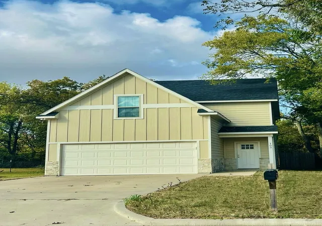 Photo 1 of Single family home for sale at 103 E 15th St, Bonham, TX 75418 | MLS# 21141440 | Listing updated on 2026-07-19