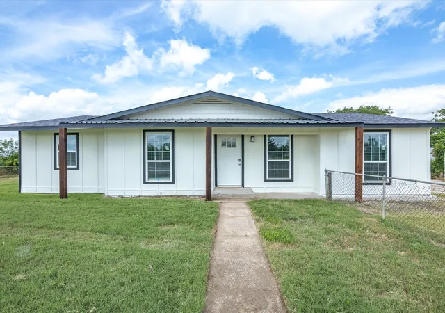 Homes for sale in Bowie, TX | 526 Jack Grace Hill Rd, Bowie, TX 76230 | MLS# 21143091
