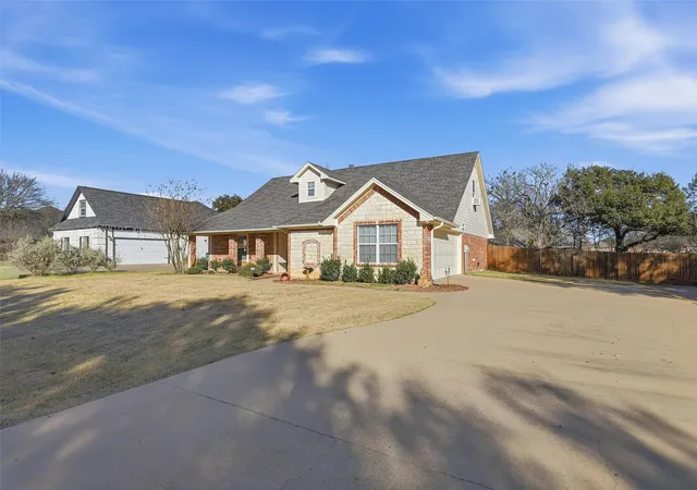 Photo 1 of Single family home for sale at 3207 Crossbridge Cir, Granbury, TX 76049 | MLS# 21143752 | Listing updated on 2026-08-31