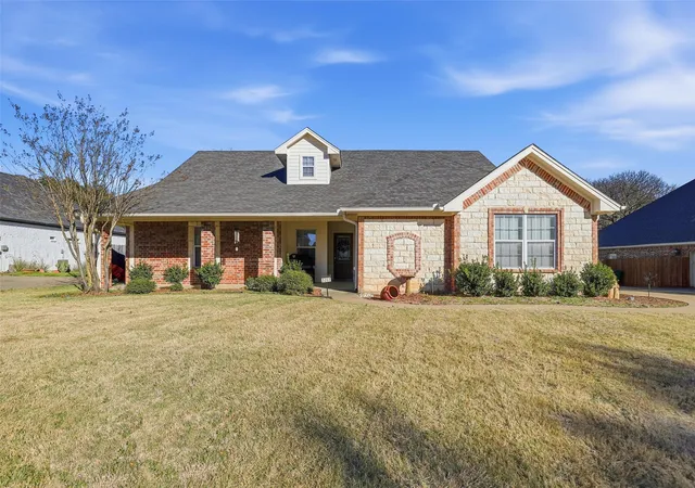 Photo 2 of Single family home for sale at 3207 Crossbridge Cir, Granbury, TX 76049 | MLS# 21143752 | Listing updated on 2026-08-31