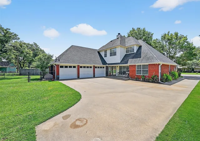 Homes for sale in Lake Kiowa, TX | 736 W Kiowa Dr, Lake Kiowa, TX 76240 | MLS# 21143854