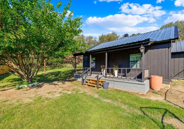 Photo 3 of Single family home for sale at 1550 S Stewart St, Azle, TX 76020 | MLS# 21144761 | Listing updated on 2026-08-26