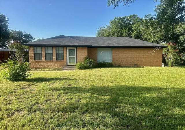 Homes for sale in Hamilton, TX | 1121 E Coke, Hamilton, TX 76531 | MLS# 21145593