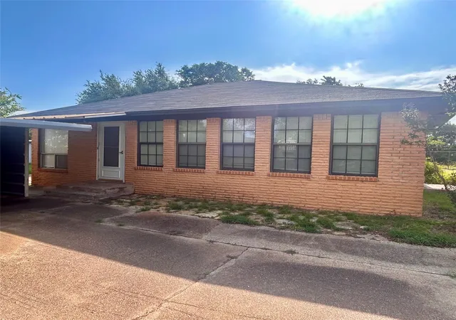 Homes for sale in Hamilton, TX | 1121 E Coke, Hamilton, TX 76531 | MLS# 21145593
