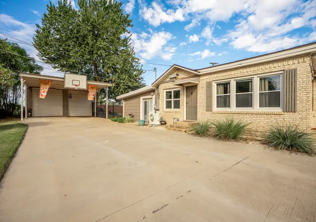 Homes for sale in Mc Gregor, TX | 1500 W 10Th St, Mc Gregor, TX 76657 | MLS# 21145021