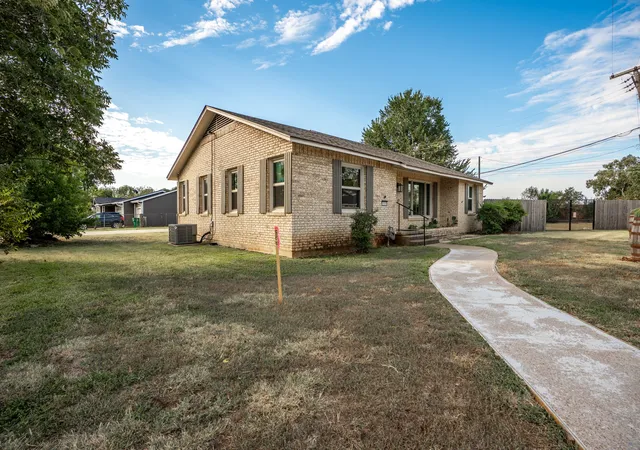 Homes for sale in Mc Gregor, TX | 1500 W 10Th St, Mc Gregor, TX 76657 | MLS# 21145021