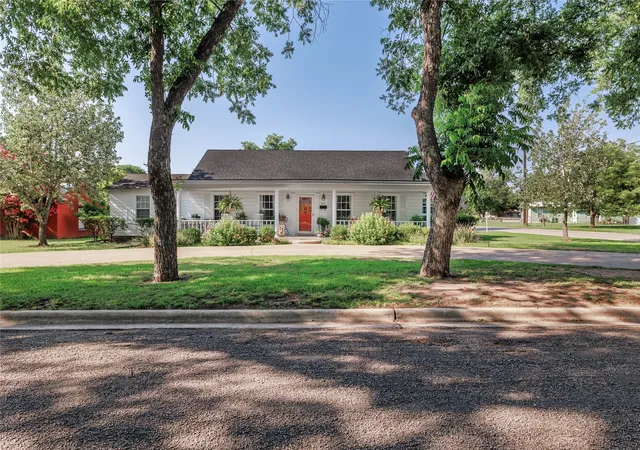 Homes for sale in Brady, TX | 805 W 15th St, Brady, TX 76825 | MLS# 21146160