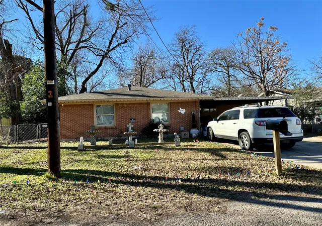 Photo 4 of Multi family home for sale at 817 Cranford St, Sulphur Springs, TX 75482 | MLS# 21146486 | Listing updated on 2026-09-26
