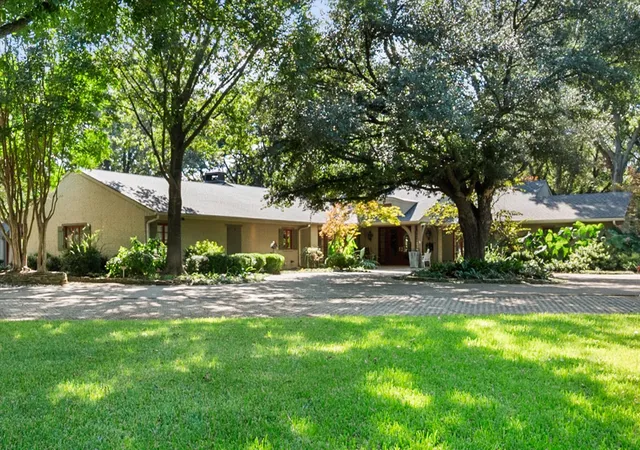 Photo 1 of Sale Pending at 2212 Bowie Dr, Corsicana, TX 75110 | MLS# 21143149 | Listing updated on 2026-07-23