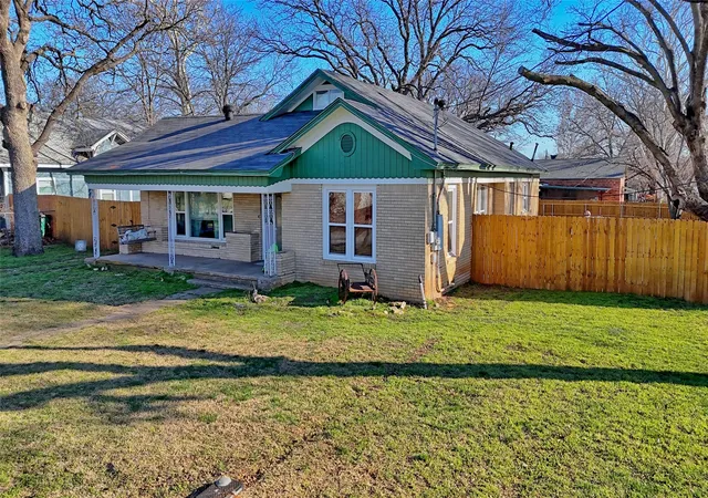 Photo 3 of Single family home for sale at 517 W Lamar St, Alvord, TX 76225 | MLS# 21147172 | Listing updated on 2026-08-31