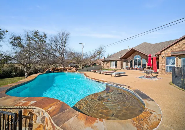 Photo 3 of Single family home for sale at 155 Lakeshore Dr, Waxahachie, TX 75165 | MLS# 21144075 | Listing updated on 2026-10-05