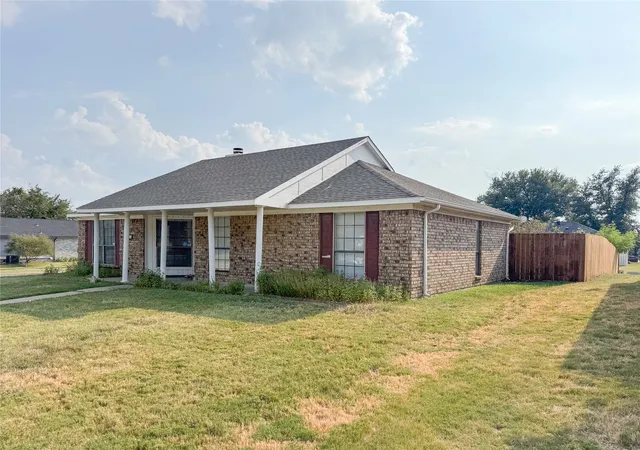 Photo 3 of Single family home for sale at 1602 Autumn Breeze Ln, Lewisville, TX 75077 | MLS# 21147430 | Listing updated on 2026-10-06