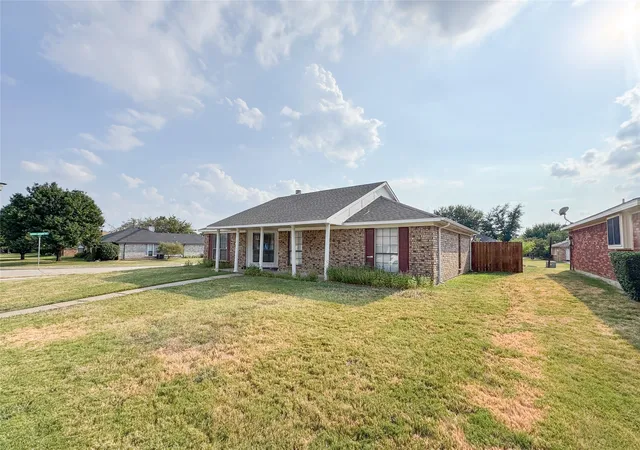 Photo 3 of Single family home for sale at 1602 Autumn Breeze Ln, Lewisville, TX 75077 | MLS# 21147430 | Listing updated on 2026-10-06