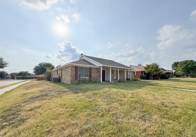 Photo 4 of Single family home for sale at 1602 Autumn Breeze Ln, Lewisville, TX 75077 | MLS# 21147430 | Listing updated on 2026-10-06