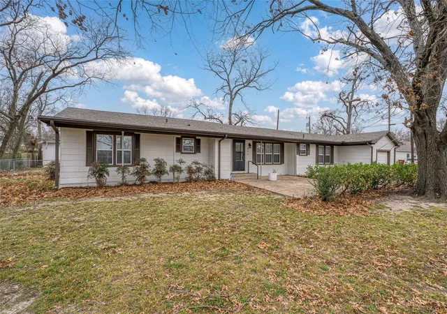 Homes for sale in Bonham, TX | 903 Lynn St, Bonham, TX 75418 | MLS# 21147789