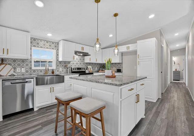 Photo 2 of Manufactured home for sale at 102 Sunshine Meadows Ct, Weatherford, TX 76088 | MLS# 21148145 | Listing updated on 2026-10-06