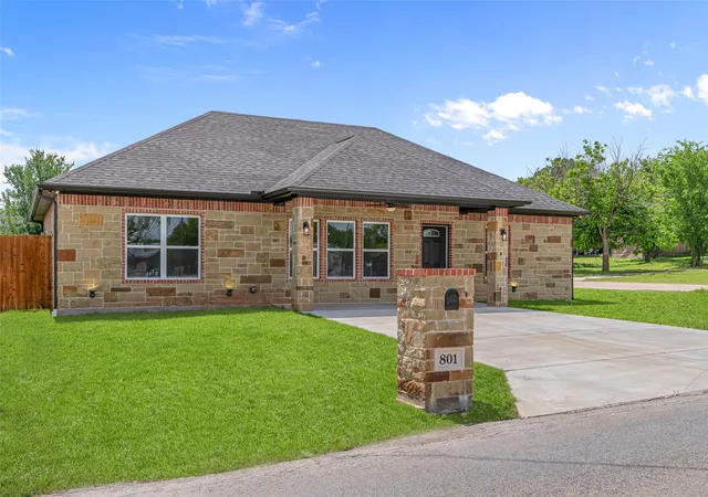 Homes for sale in Granbury, TX | 801 Comanche Cove Dr, Granbury, TX 76048 | MLS# 21146133