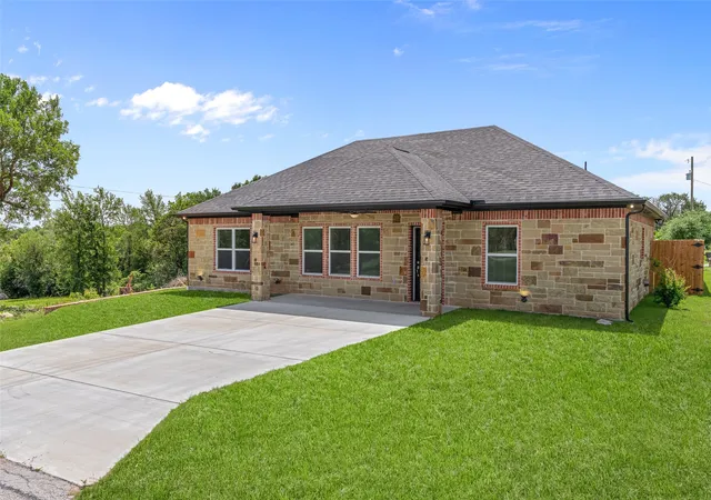 Homes for sale in Granbury, TX | 801 Comanche Cove Dr, Granbury, TX 76048 | MLS# 21146133
