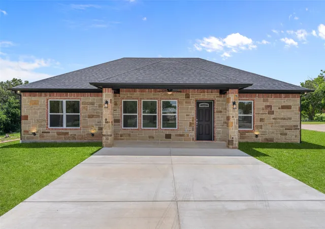 Homes for sale in Granbury, TX | 801 Comanche Cove Dr, Granbury, TX 76048 | MLS# 21146133