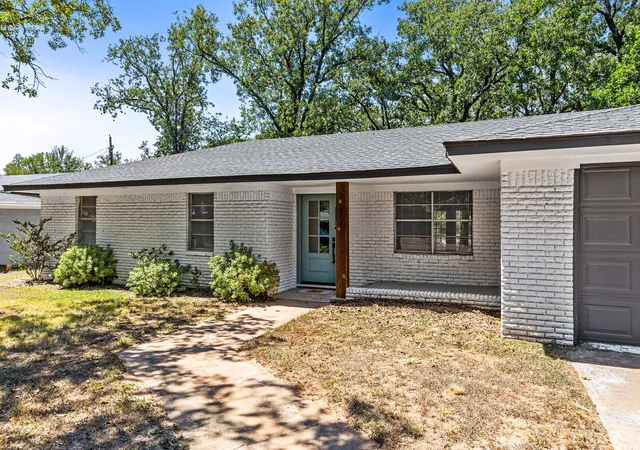 Homes for sale in Lacy Lakeview, TX | 322 S Barbara, Lacy Lakeview, TX 76705 | MLS# 21148440