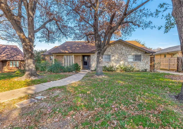Photo 2 of Single family home for sale at 305 Cedar Creek Ct, Fort Worth, TX 76103 | MLS# 21148818 | Listing updated on 2026-08-26