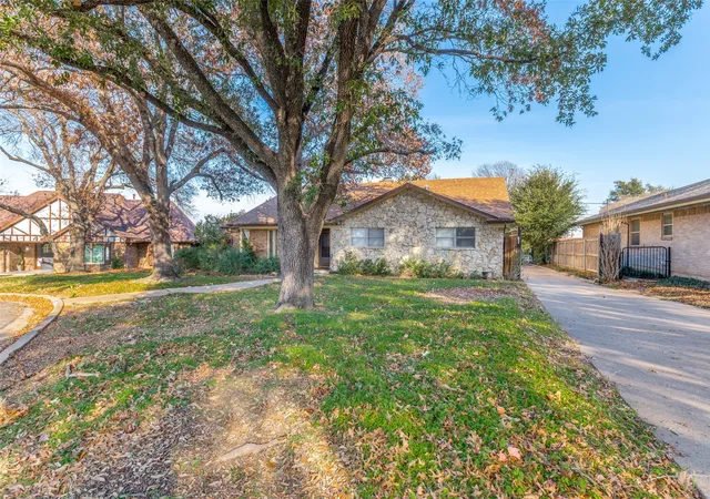 Photo 3 of Single family home for sale at 305 Cedar Creek Ct, Fort Worth, TX 76103 | MLS# 21148818 | Listing updated on 2026-08-26