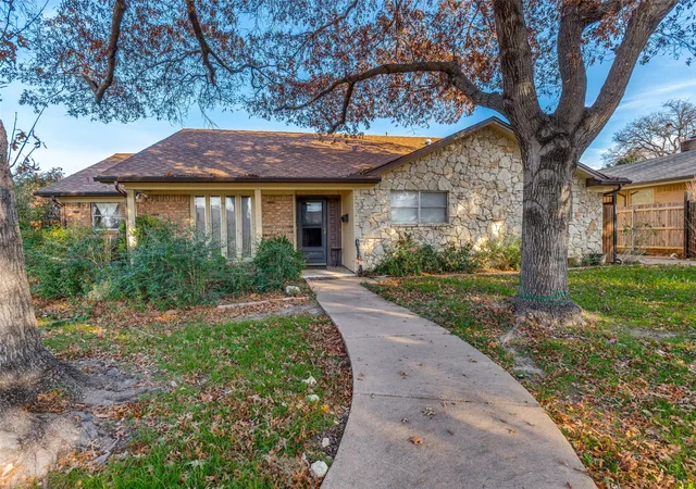 Photo 3 of Single family home for sale at 305 Cedar Creek Ct, Fort Worth, TX 76103 | MLS# 21148818 | Listing updated on 2026-08-26