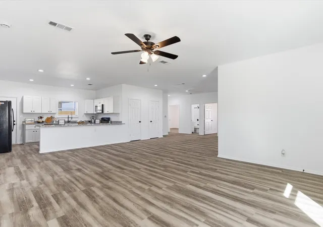 Photo 3 of Single family home for sale at 408 Susan Dr, Kennedale, TX 76060 | MLS# 21149375 | Listing updated on 2026-07-06