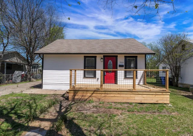 Photo 1 of Single family home for sale at 1908 S 19th St, Waco, TX 76706 | MLS# 21149143 | Listing updated on 2026-09-01