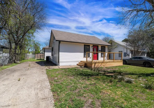 Photo 2 of Single family home for sale at 1908 S 19th St, Waco, TX 76706 | MLS# 21149143 | Listing updated on 2026-09-01