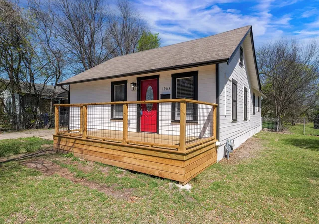 Photo 3 of Single family home for sale at 1908 S 19th St, Waco, TX 76706 | MLS# 21149143 | Listing updated on 2026-09-01