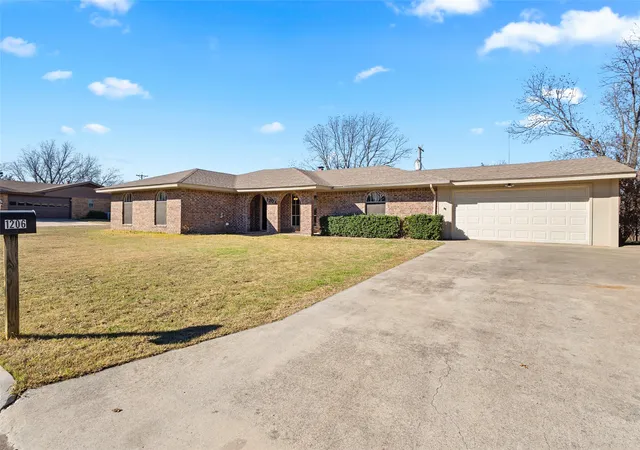 Homes for sale in Bowie, TX | 1206 Anetta St, Bowie, TX 76230 | MLS# 21149238
