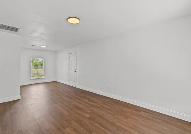 Photo 3 of Single family home for sale at 1806 Wellington St, Greenville, TX 75401 | MLS# 21149888 | Listing updated on 2026-08-18