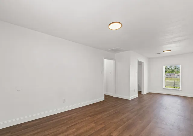 Photo 3 of Single family home for sale at 1806 Wellington St, Greenville, TX 75401 | MLS# 21149888 | Listing updated on 2026-08-18