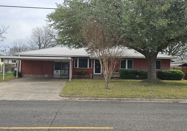 Homes for sale in Lacy Lakeview, TX | 817 N Lacy Dr, Lacy Lakeview, TX 76705 | MLS# 21134520