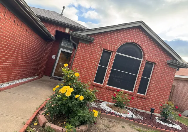 Photo 3 of Single family home for sale at 804 Stafford Station Dr, Saginaw, TX 76131 | MLS# 21150643 | Listing updated on 2026-08-31