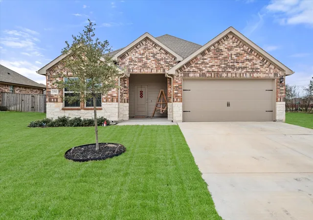 Photo 1 of Single family home for sale at 1901 Sandy Knoll Dr, Kaufman, TX 75142 | MLS# 21150489 | Listing updated on 2026-09-17